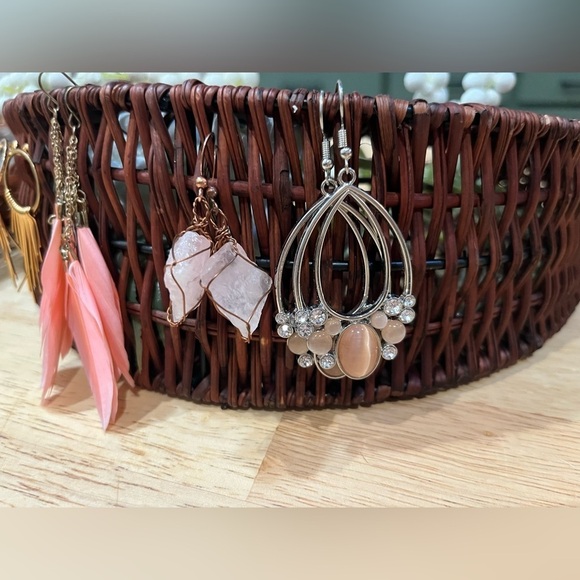 Lot of four pairs dangle earrings. Wire wrapped boho. Quartz. Feathers. Pink. - Picture 5 of 6